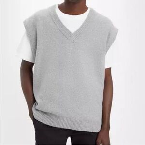 Levi’s XSmall Sweater Vest in Midtone Heather Grey VNeck Sleeveless NWT